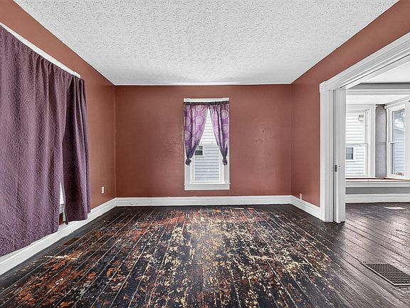 4th image of 413 E Brown Ave