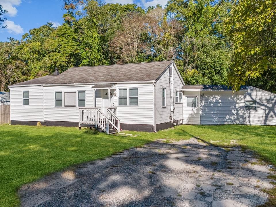 1st image of 703 Horseblock Road