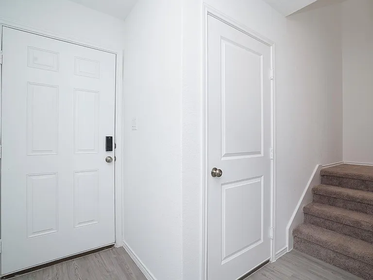 10921 Presa Way — Photo 3