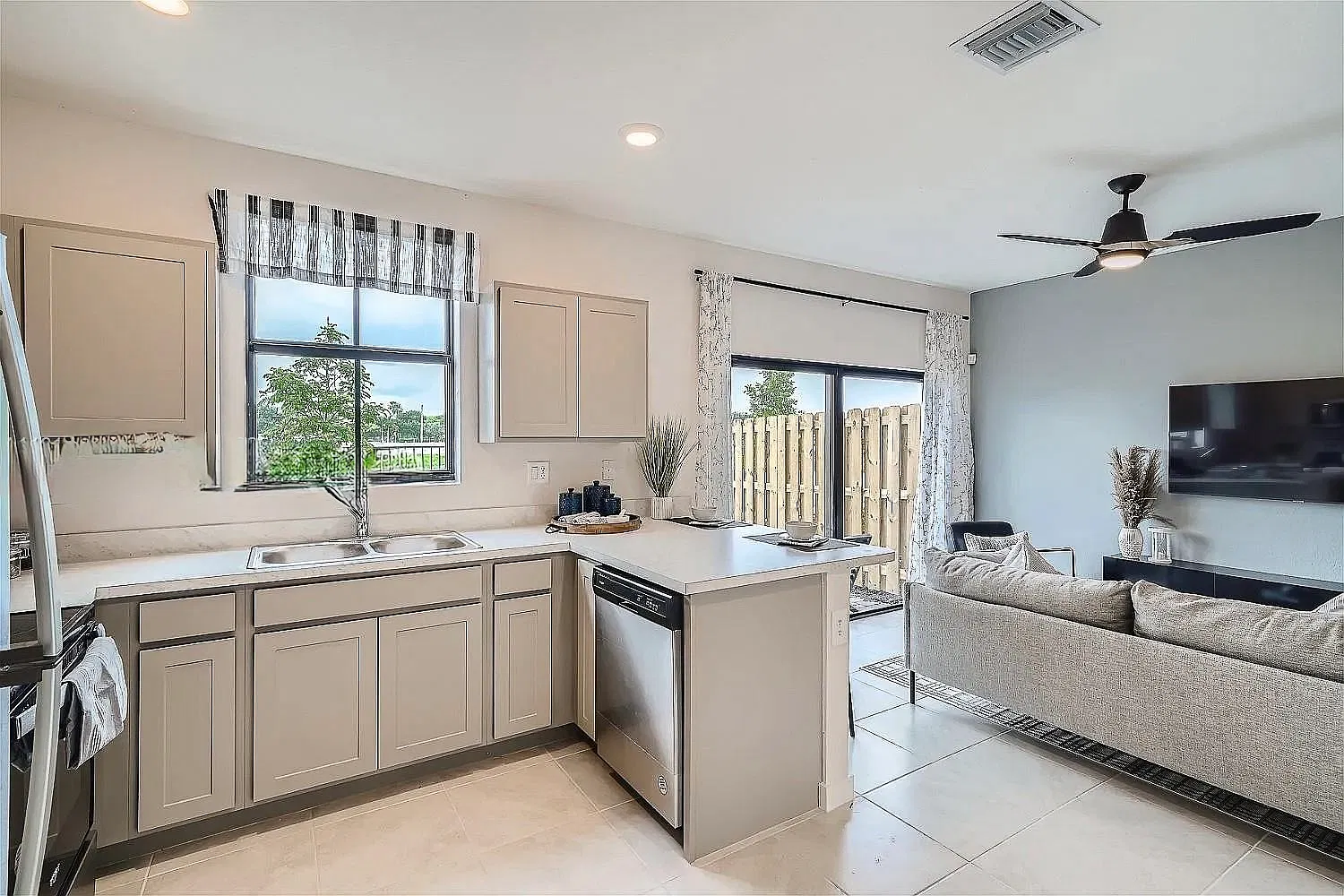 4 bed, 1580 sqft, $2,900 — Photo 3