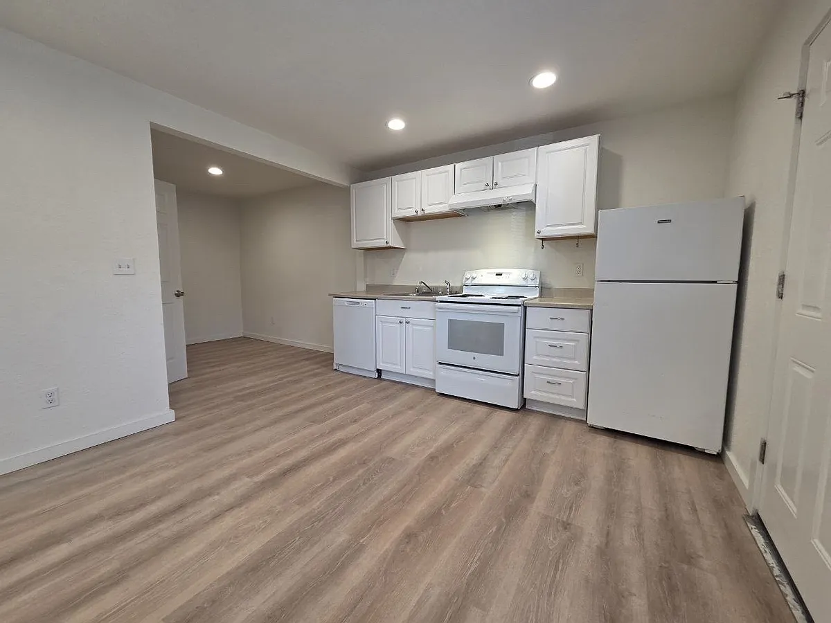 Building Photo - 1212 S 11th St #28
