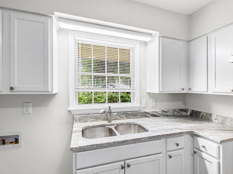 1381 Laudeen Dr — Photo 9
