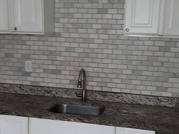 5th image of 919 Baywood St