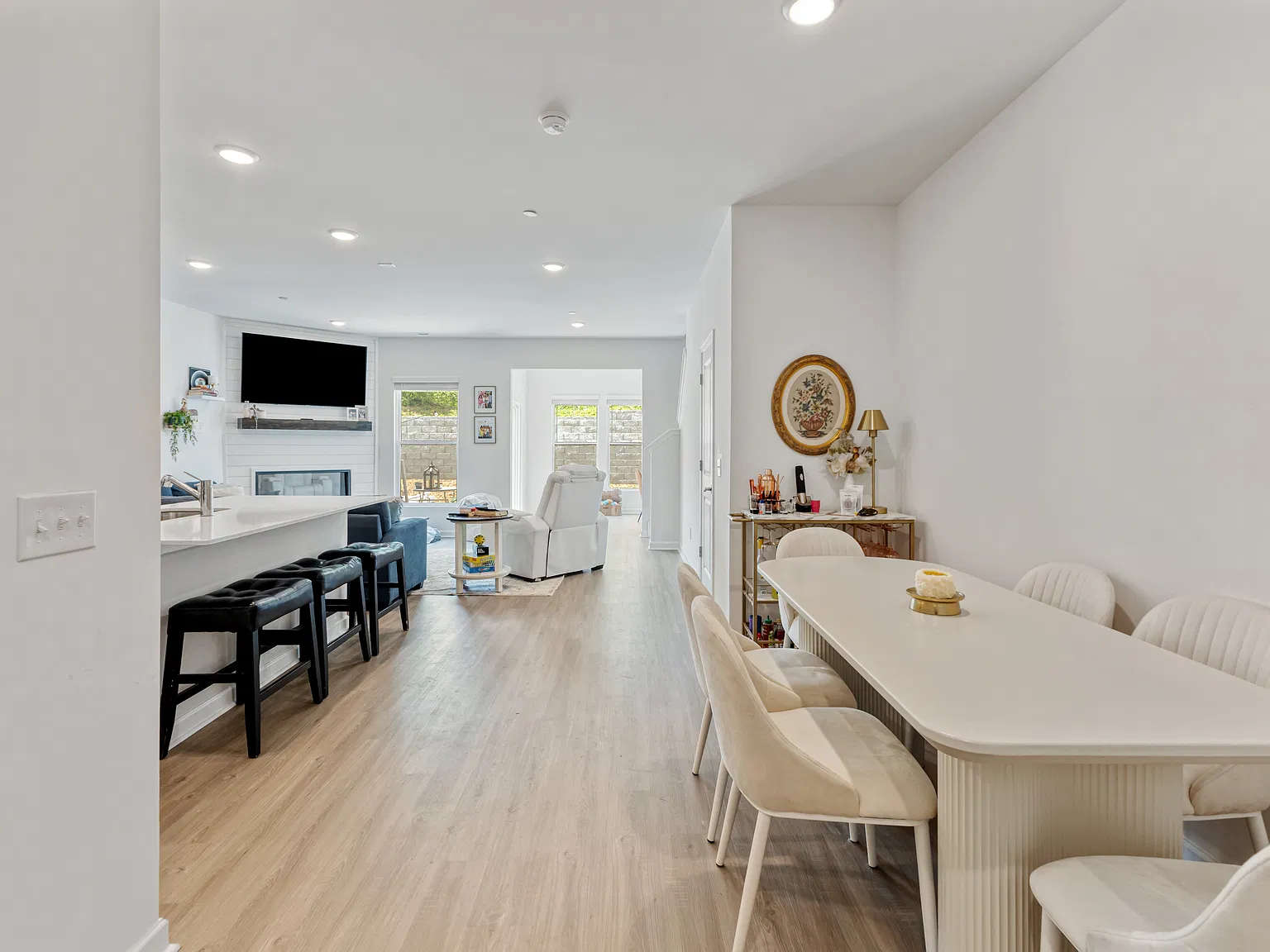 3 bed, 2.5 bath, 1570 sqft, $2,350 — Photo 3