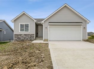 3050 Fairfield Dr, Waukee, IA 50263