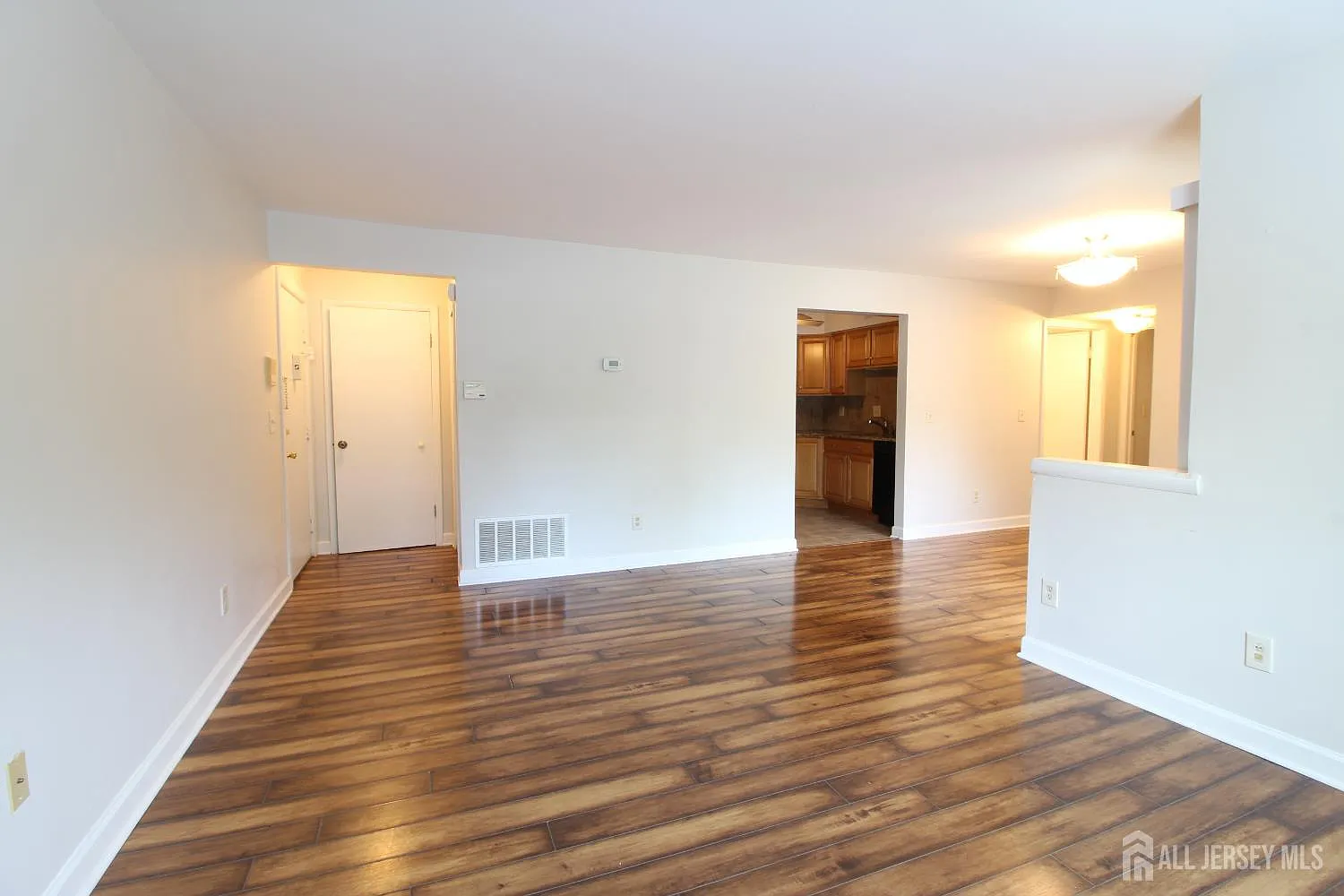 2 bed, 1.0 bath, 936 sqft, $2,350 — Photo 3