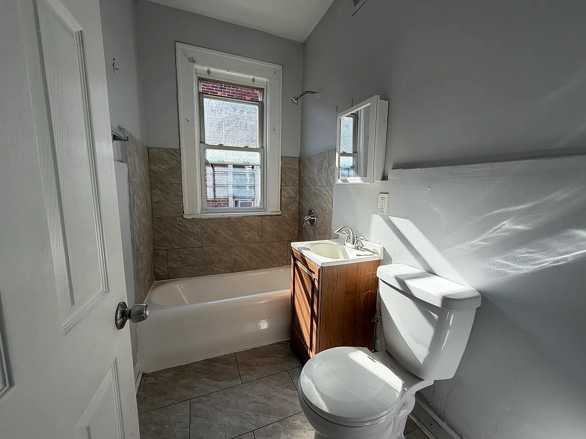 Building Photo - 495-497 E 23rd St #8