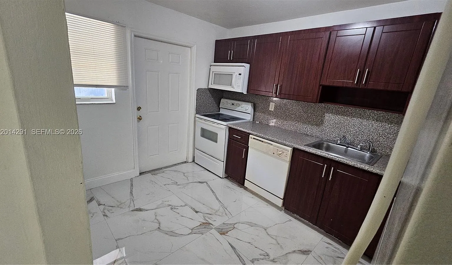 $2,400 1524 SW 5th PL #B — Photo 4