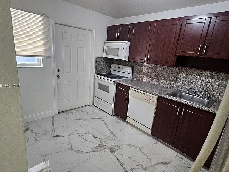 1524 SW 5th Pl #B — Photo 6