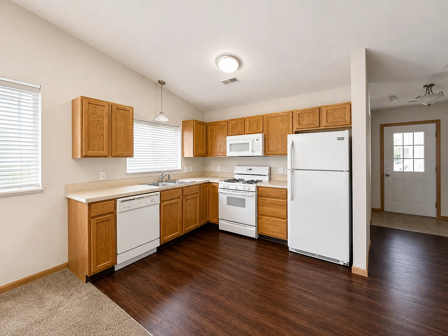 2 bed, 900 sqft, $1,400 — Photo 3