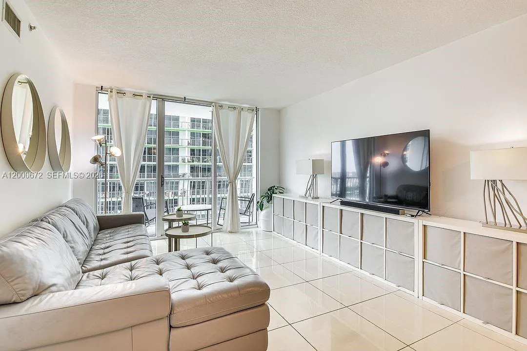 Opera Tower Condo — Photo 2