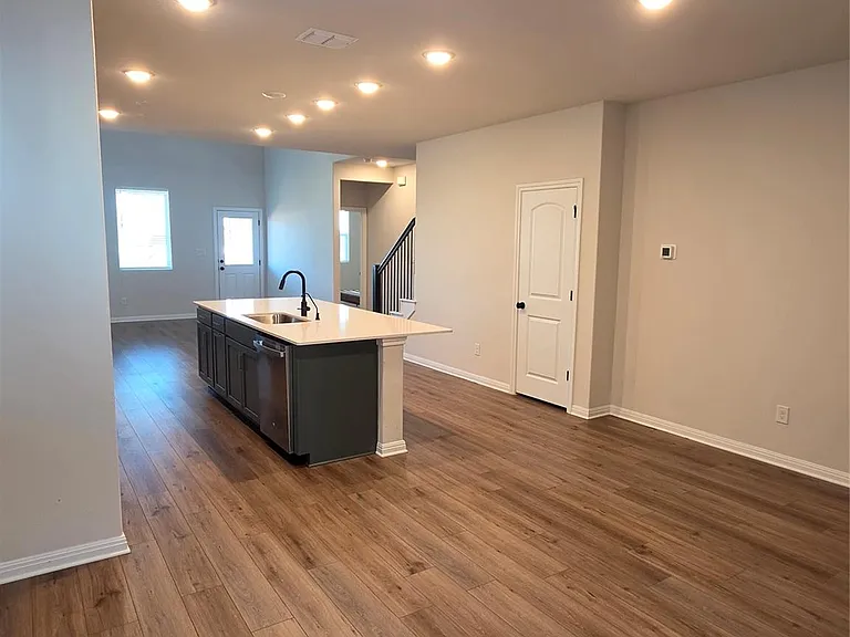 221 Travis Ln — Photo 4