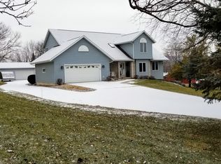 576 Bluff Dr, La Crescent, MN 55947