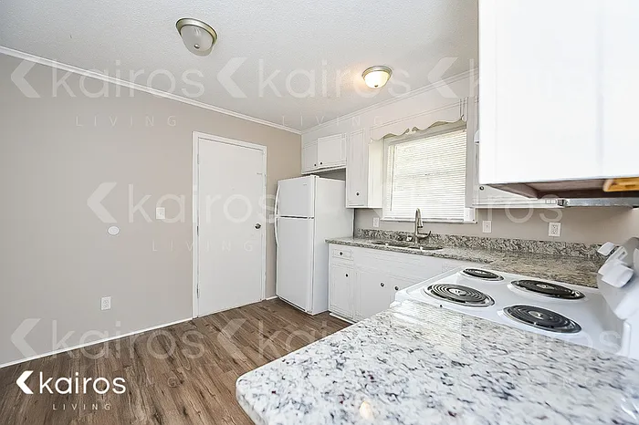 313 Shoreditch Dr — Photo 6