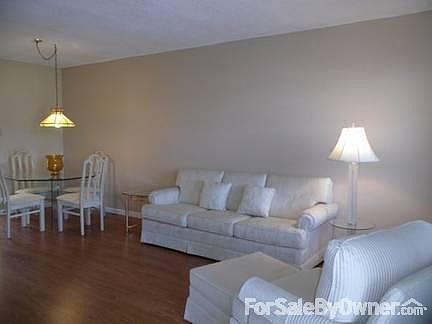 Beautiful and bright spaces : Bright living & dining room. New laminate floor, water heater & neutra