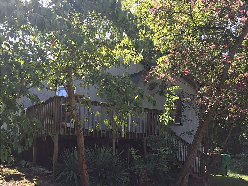 2nd image of 902 Pine Circle Dr
