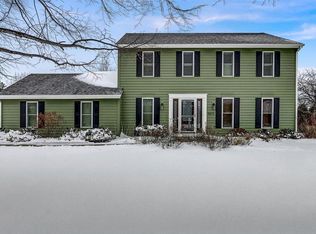 9875 S Glenmoor Ct, Oak Creek, WI 53154