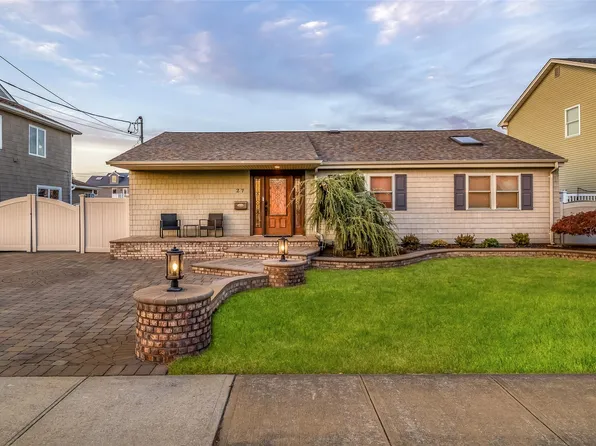 27 Jefferson Place, Massapequa, NY 11758