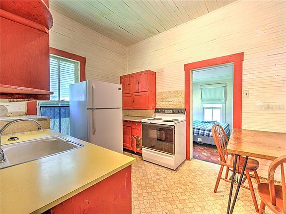 3rd image of 602 W Baker St