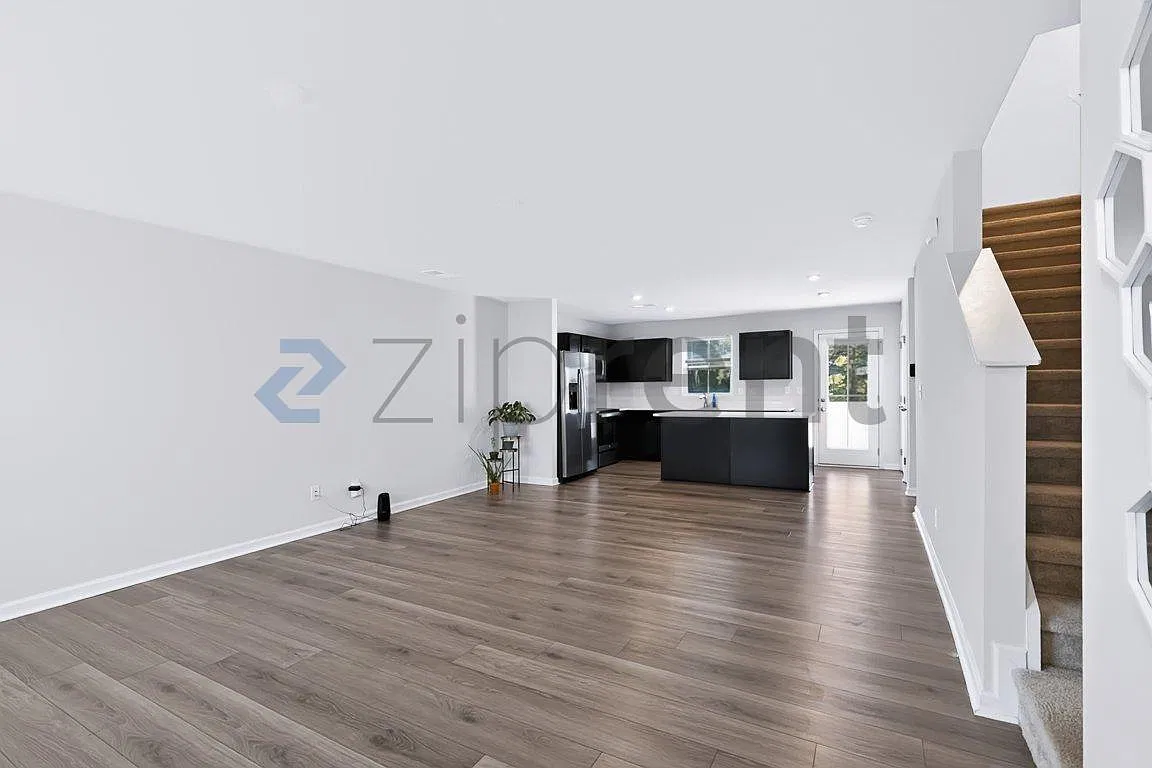4 bed, 2.5 bath, 1736 sqft, $2,150 — Photo 3