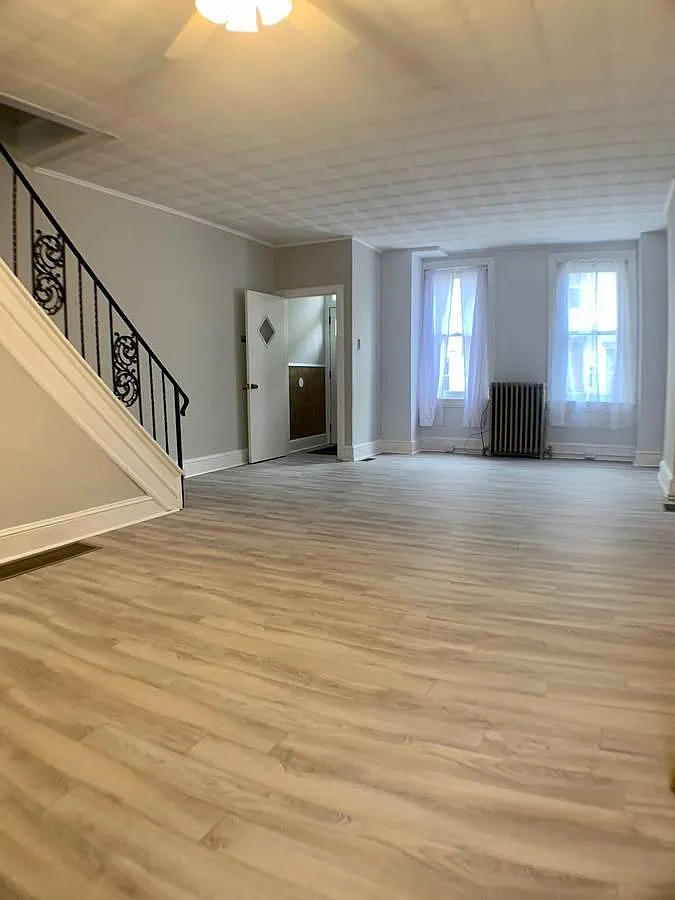 3 bed, 1300 sqft, $2,400 — Photo 2
