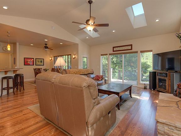 4th image of 16953 Castlewood Ct