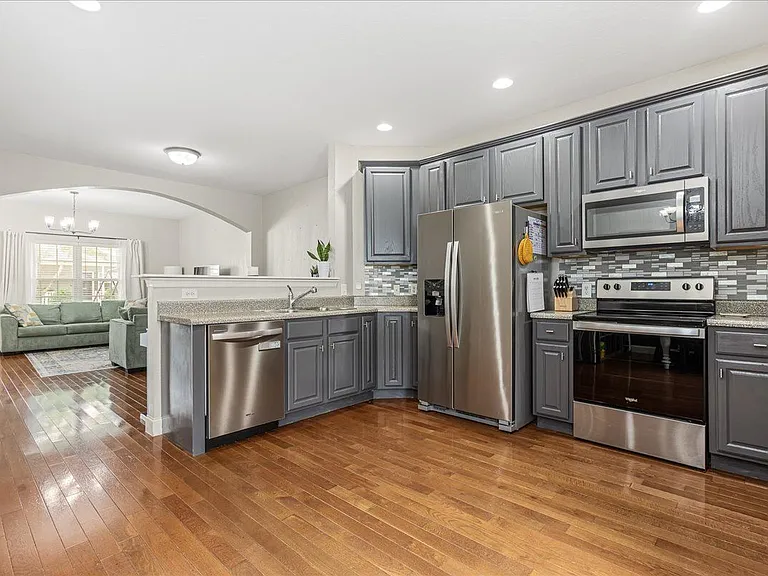 410 Ashbury Cir — Photo 8