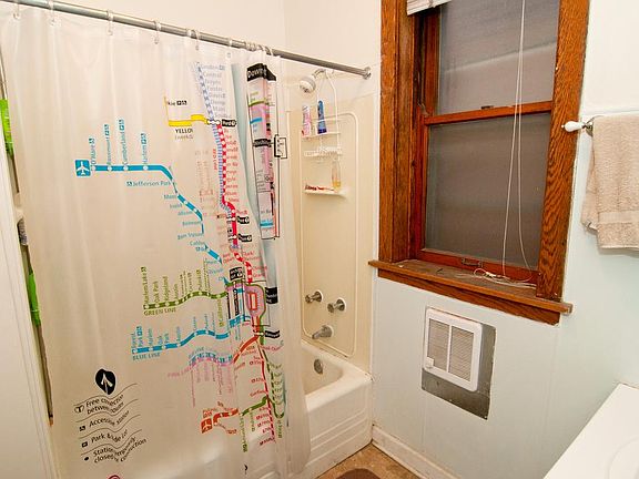 5th image of 1326 W Cornelia Ave #2