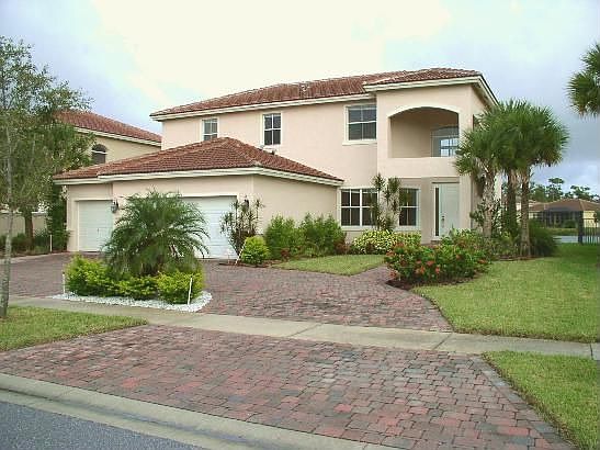 CIRCULAR PAVER DRIVEWAY & 3-CAR GARAGE