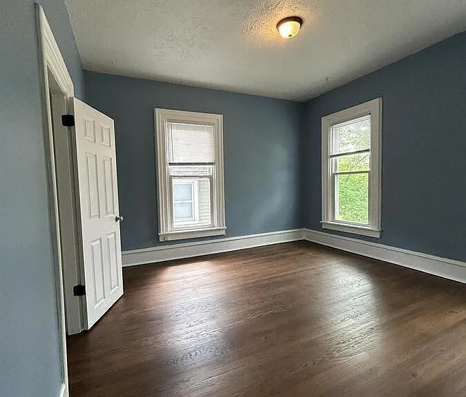 455 1/2 Allis St — Photo 13