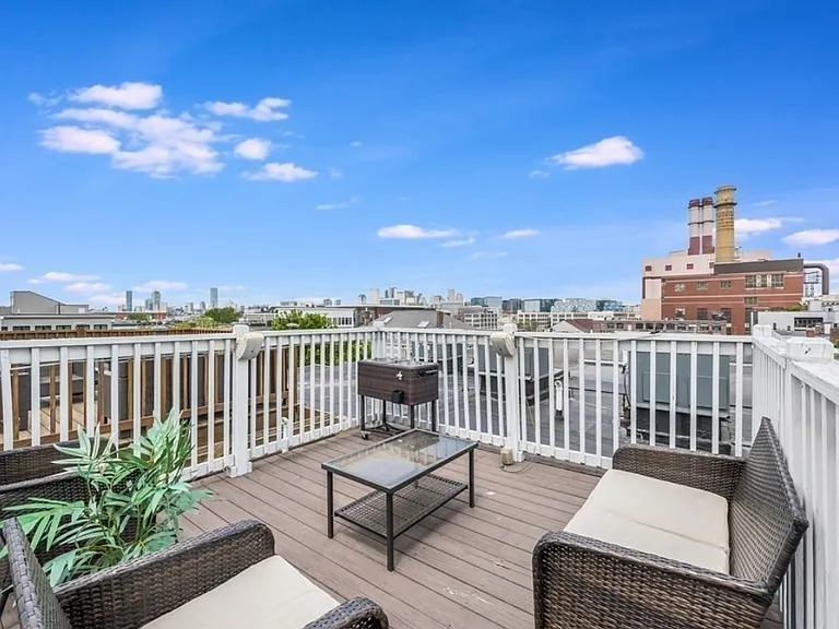 621 E 3rd St #3 — Photo 18