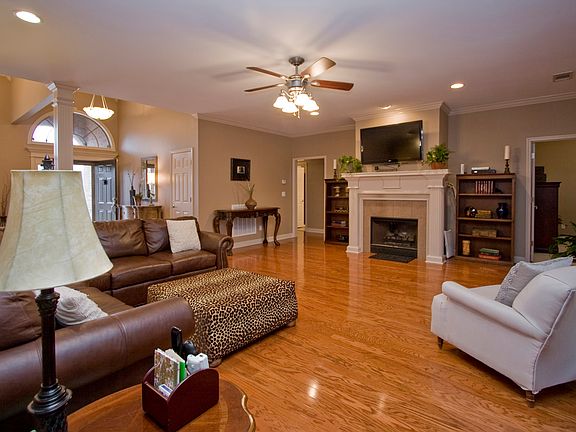 4th image of 8213 Brighton Dr