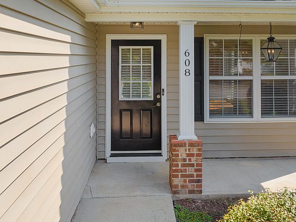 4th image of 608 Ashford Ln