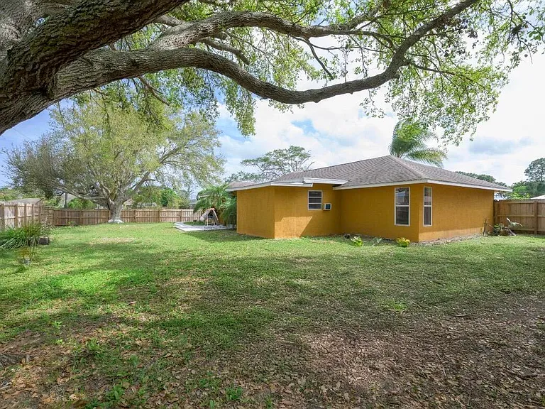 353 NW Ferris Dr — Photo 22