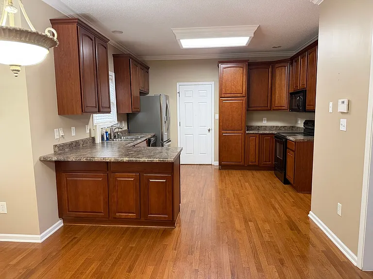 492 Glenshire Ln — Photo 7