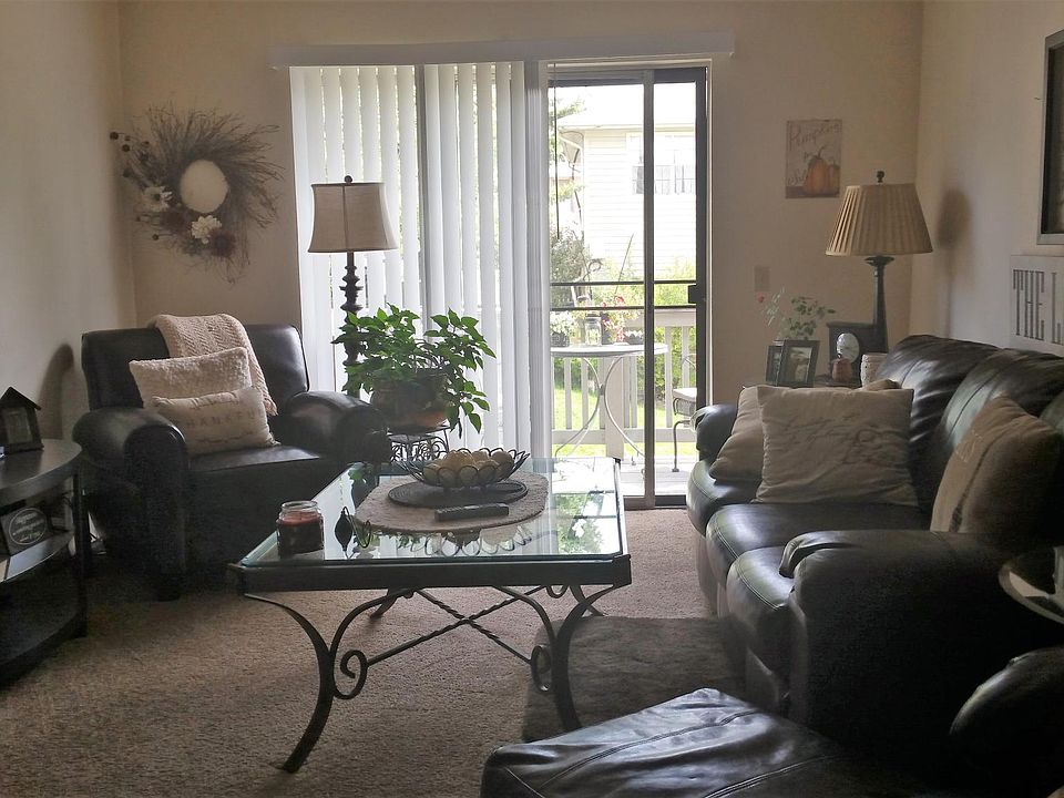 Spacious Living Room with Patio or Balcony