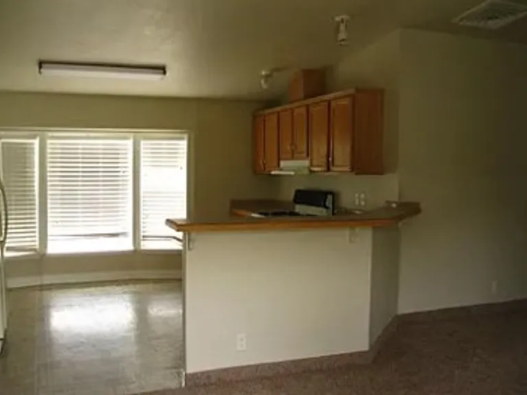 311 N Highland Dr — Photo 5