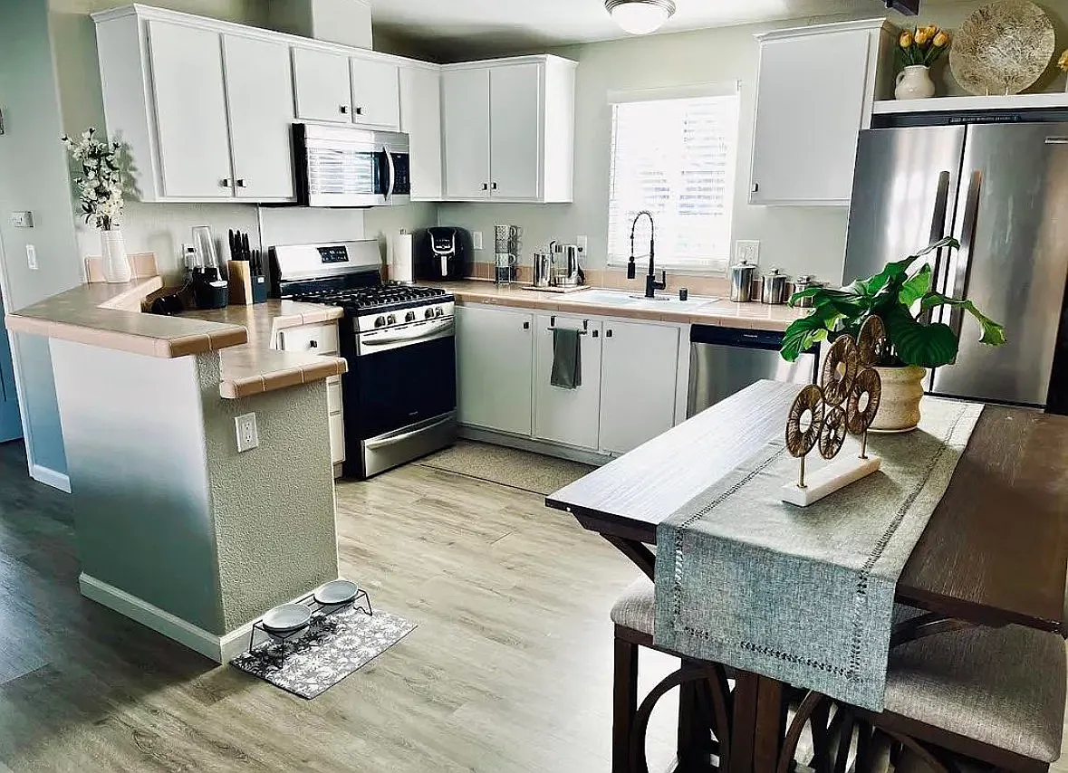 3 bed, 1050 sqft, $3,359 — Photo 4