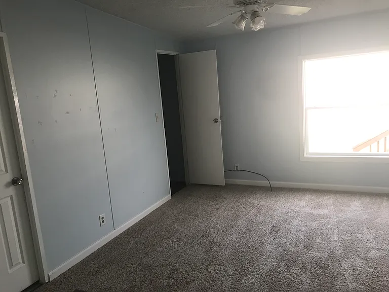 945 Bandera St — Photo 11