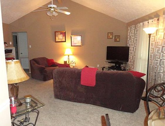 Nice high ceilings with plenty of room.