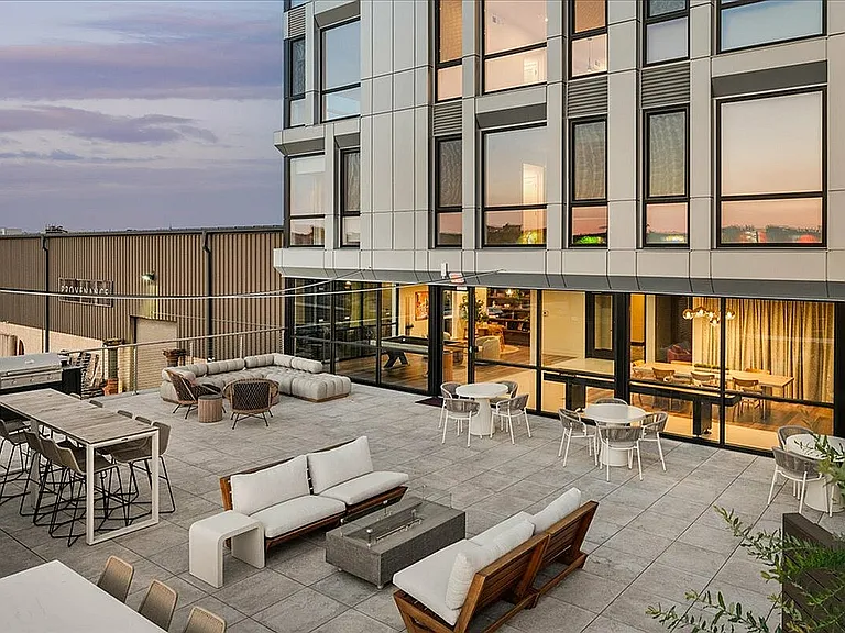 Outdoor Lounge (Shared Americana Access)