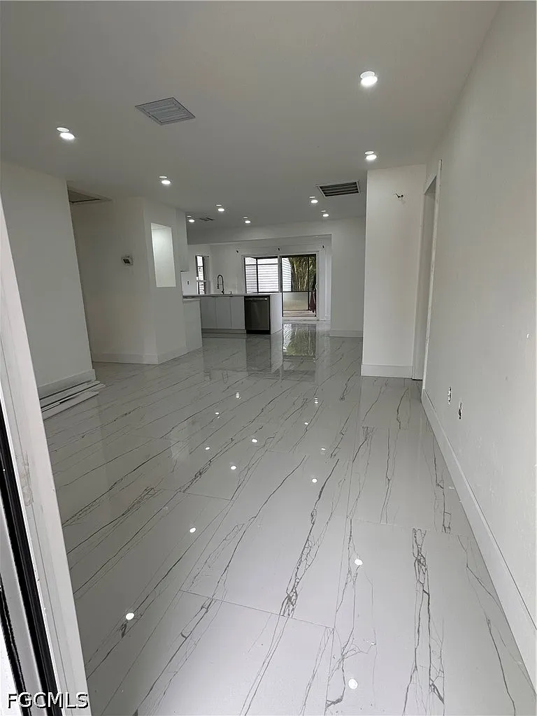 2 bed, 1.0 bath, 1210 sqft, $1,780 — Photo 1