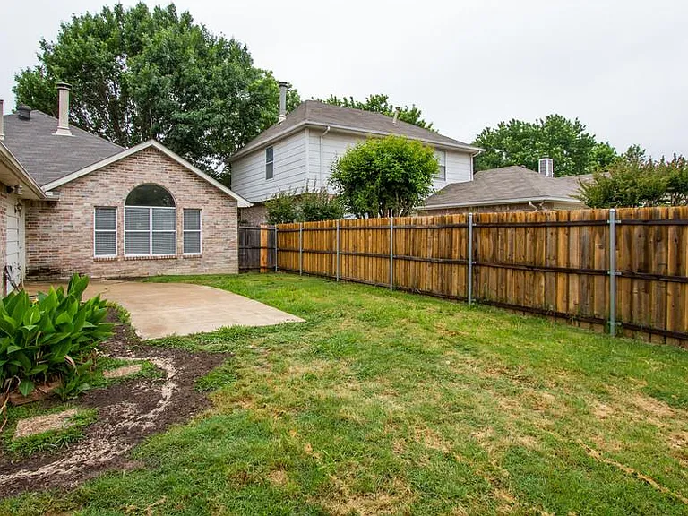 2104 Regency Dr — Photo 23
