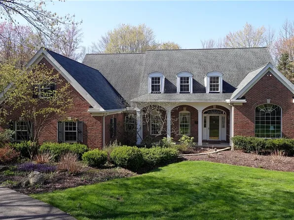 8593 Chase Dr, Chagrin Falls, OH 44023