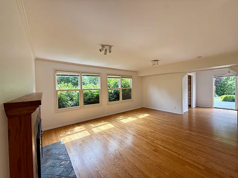17417 SE 46th Pl — Photo 4