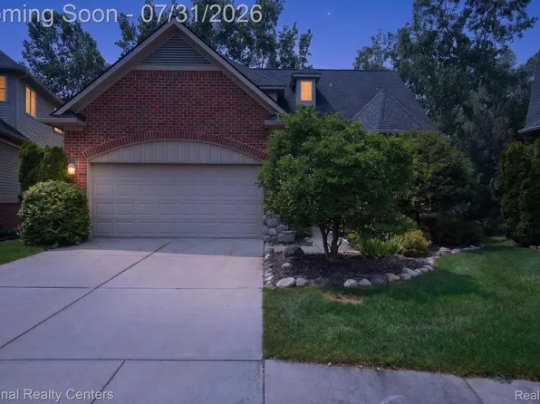 5590 River Park Ct, Waterford, MI 48327