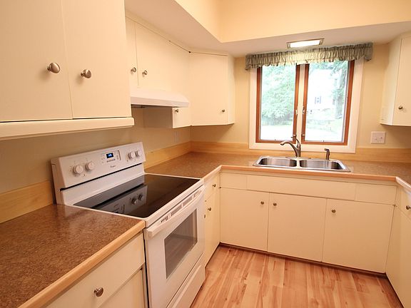 4th image of 1409 Parkwood Dr SE