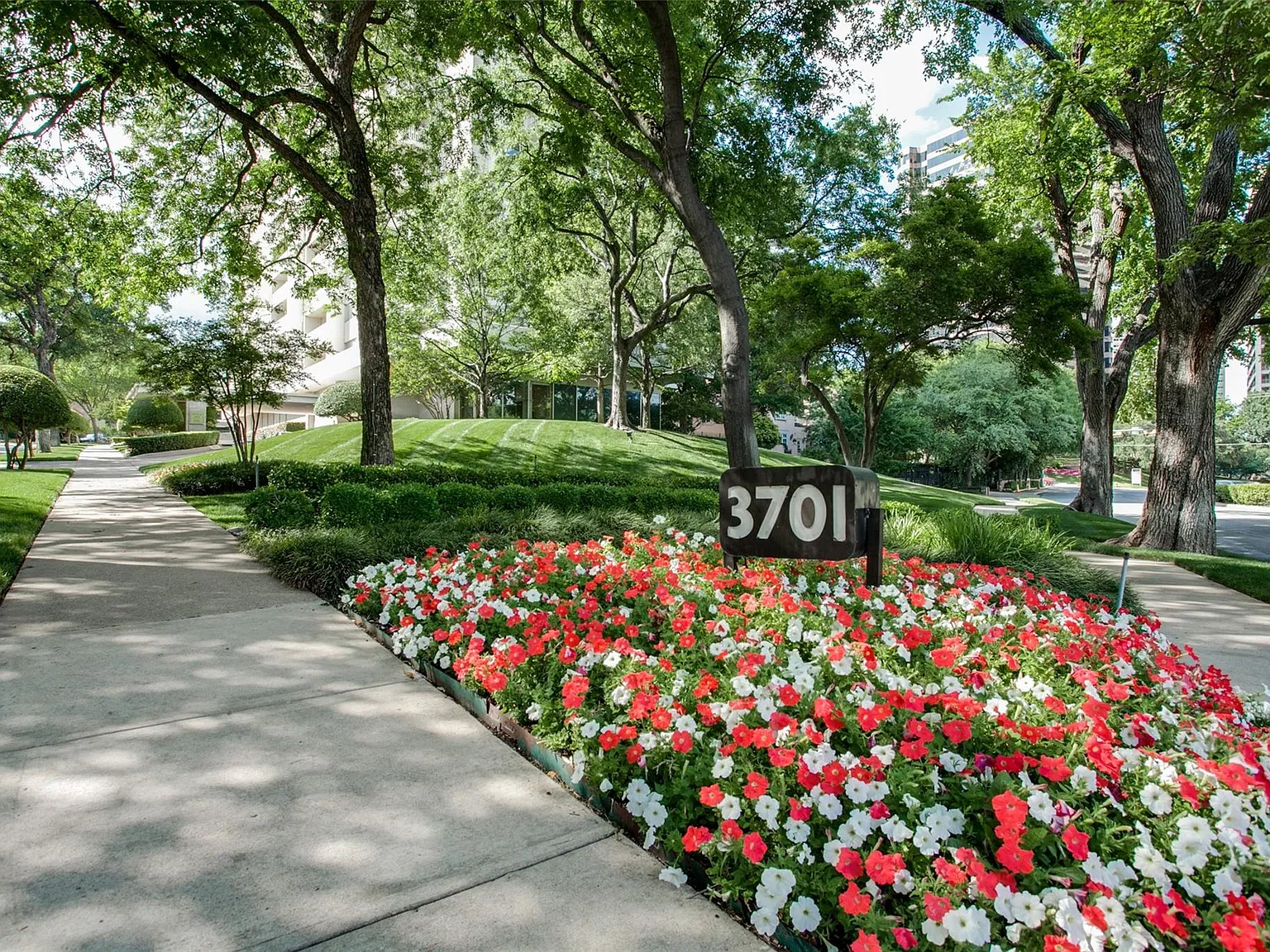 1 bed, 832 sqft, $2,200 — Photo 2
