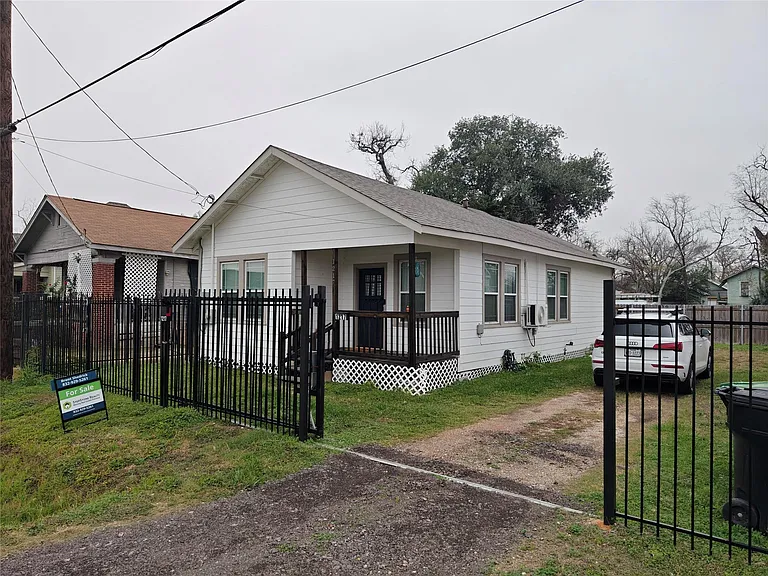 1217 Campbell St — Photo 1