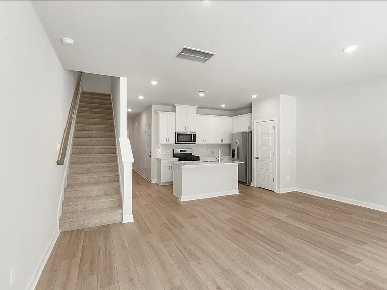 855 Ernest Ln — Photo 3